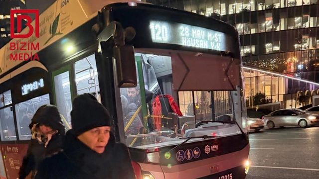 "BakuBus" minik avtomobili ilə toqquşdu: Sərnişinlərin düşürülüb yönləndirildiyi avtobus da qəzaya düşdü