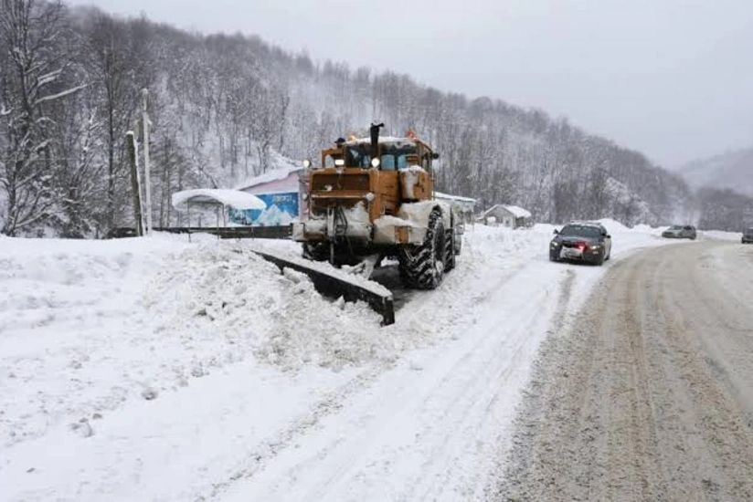 Gürcüstanda güclü qar səbəbindən Paravni aşırımı bağlanıb