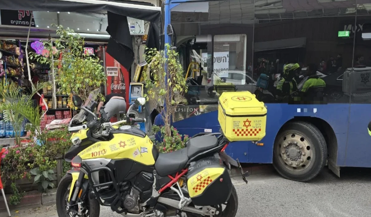 İsraildə avtobus binaya çırpılıb, 10 nəfər xəsarət alıb