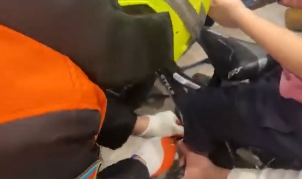 Ayağı velosipedin pedalına sıxışan 4 yaşlı uşağa köməklik göstərilib - VİDEO