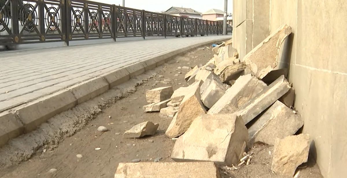Sabunçuda sakinlər üçün təhlükə yaradan hasar - Bir neçə aydır daşlar yerə tökülür - VIDEO 