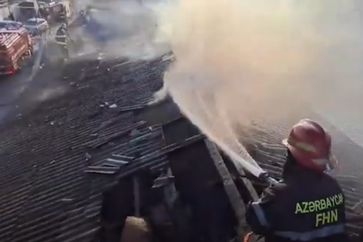 Zirə qəsəbəsi ərazisində tikilidə yanğın baş verib - VİDEO