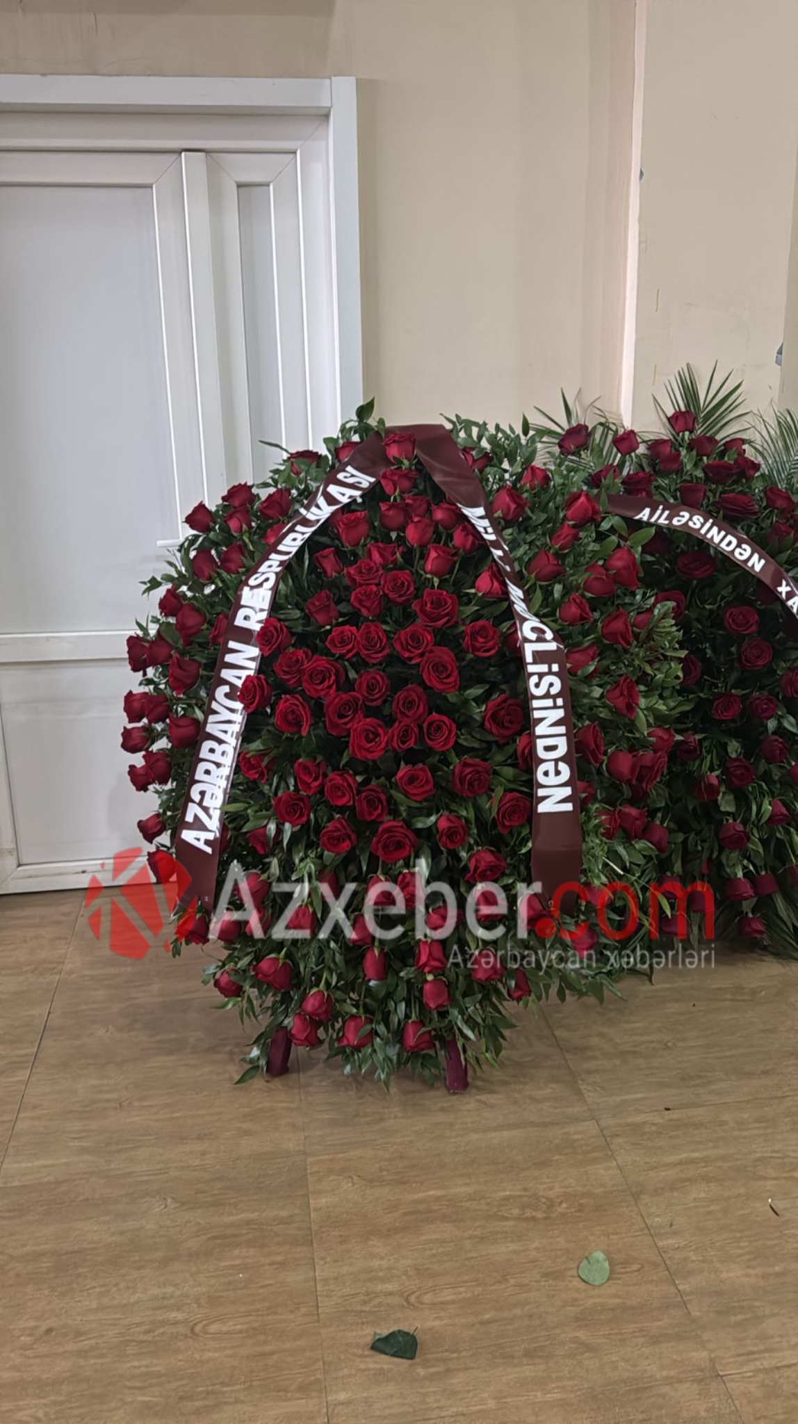 Milli Məclis Fəzail Ağamalının dəfninə əklil göndərdi - FOTO