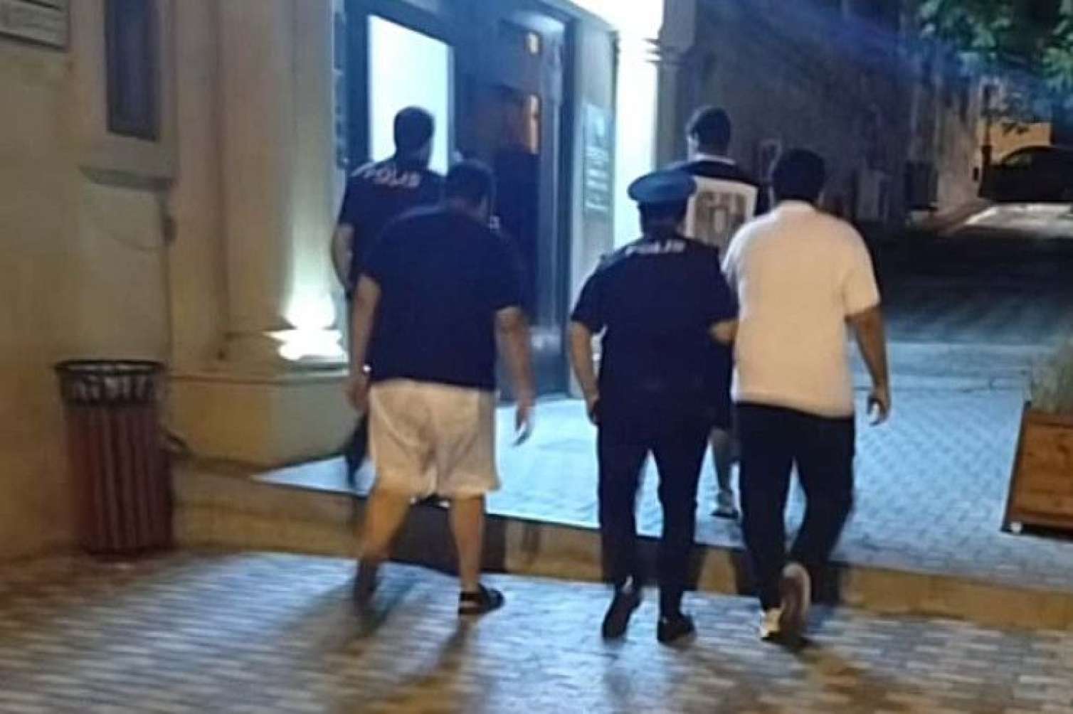 Şəhidlərin məzarını təhqir edən əcnəbilərin  məhkəməsi başladı