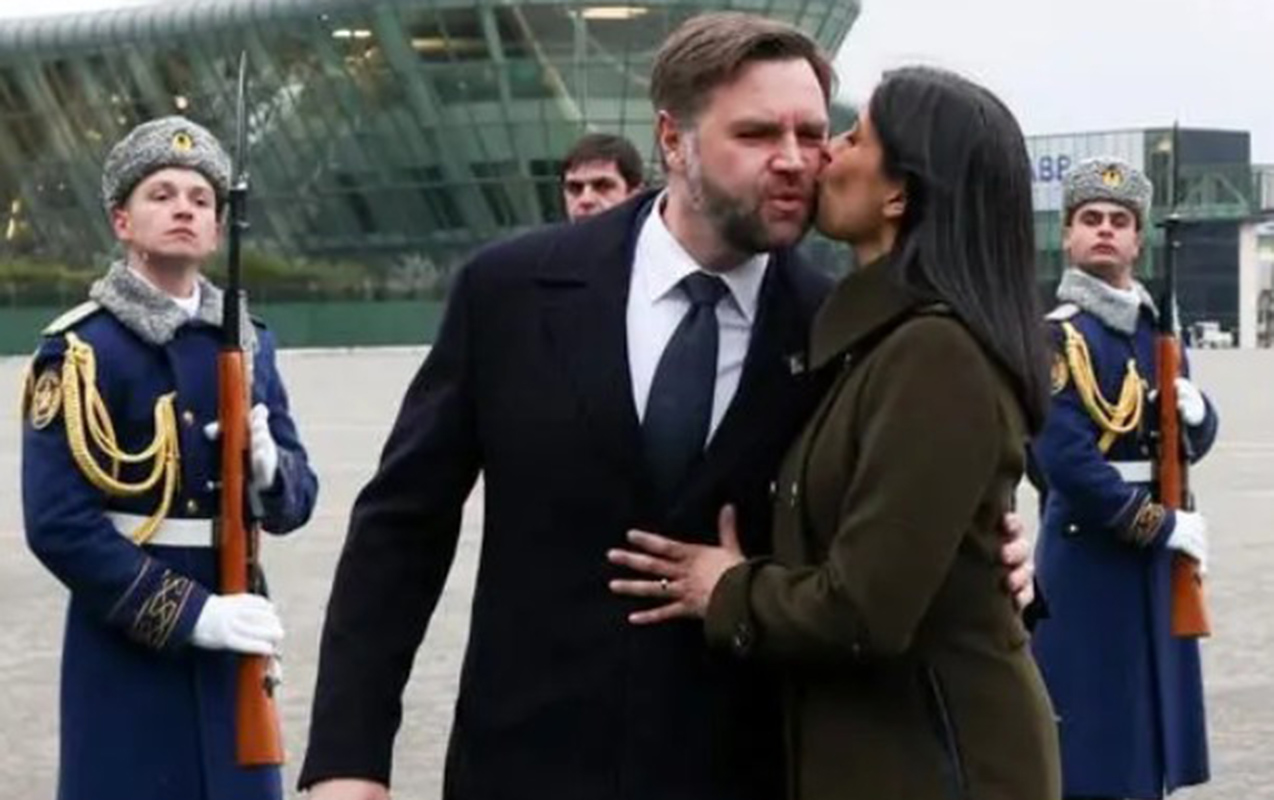 Ərini Bakı aeroportunda buna görə öpübmüş - Video