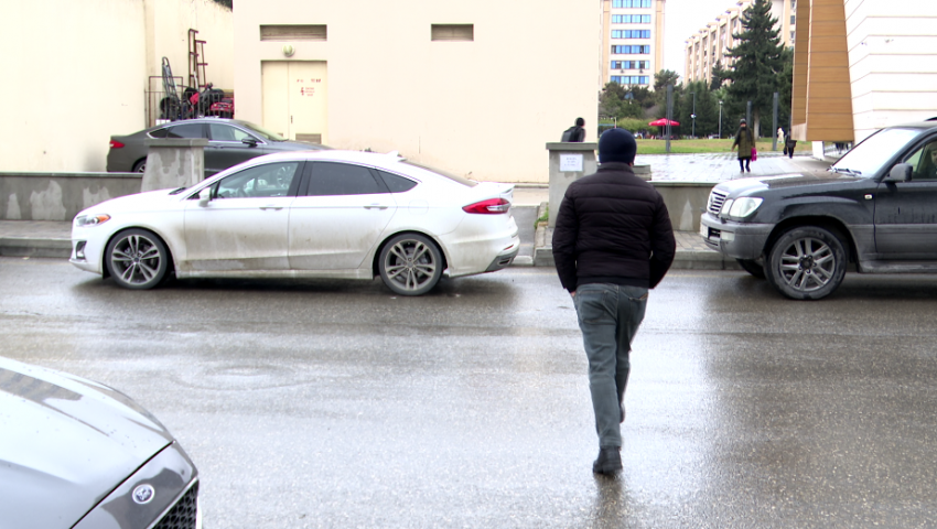 Bakıda hərəkətin intensiv olduğu yerdə niyə piyada keçidi yoxdur? - VİDEO