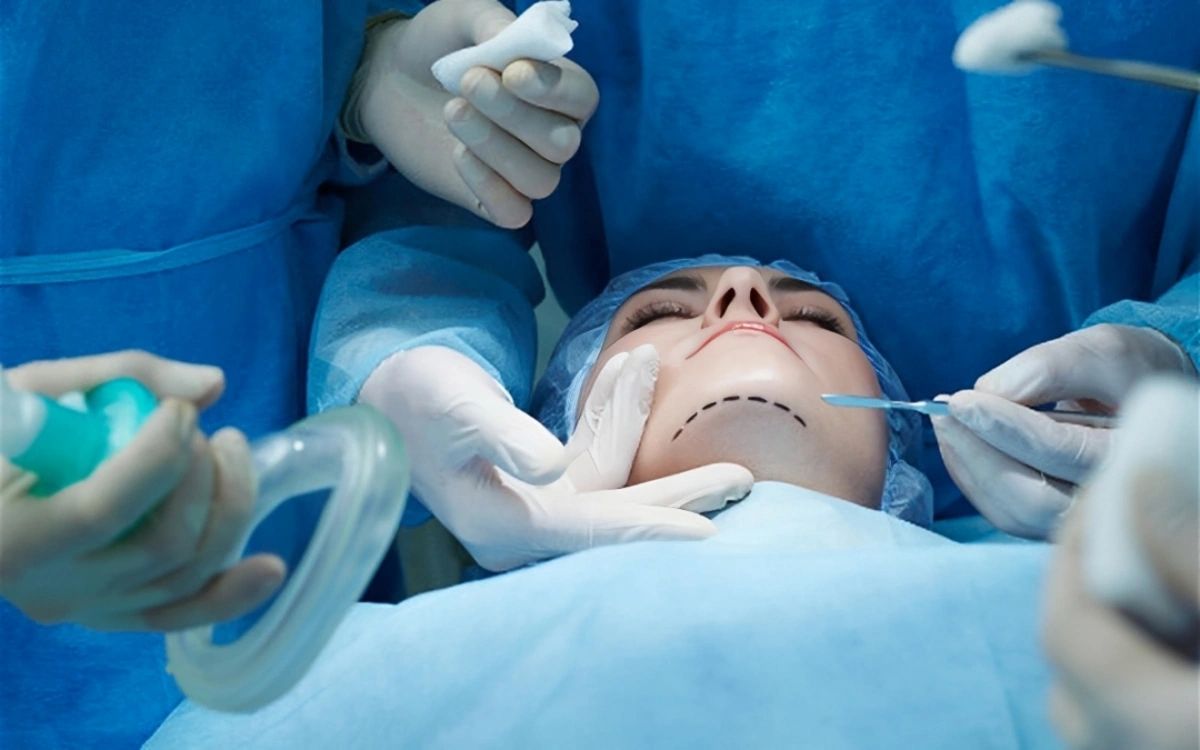 Estetik əməliyyatdan sonra qadının üzü deformasiyaya uğradı - İddia