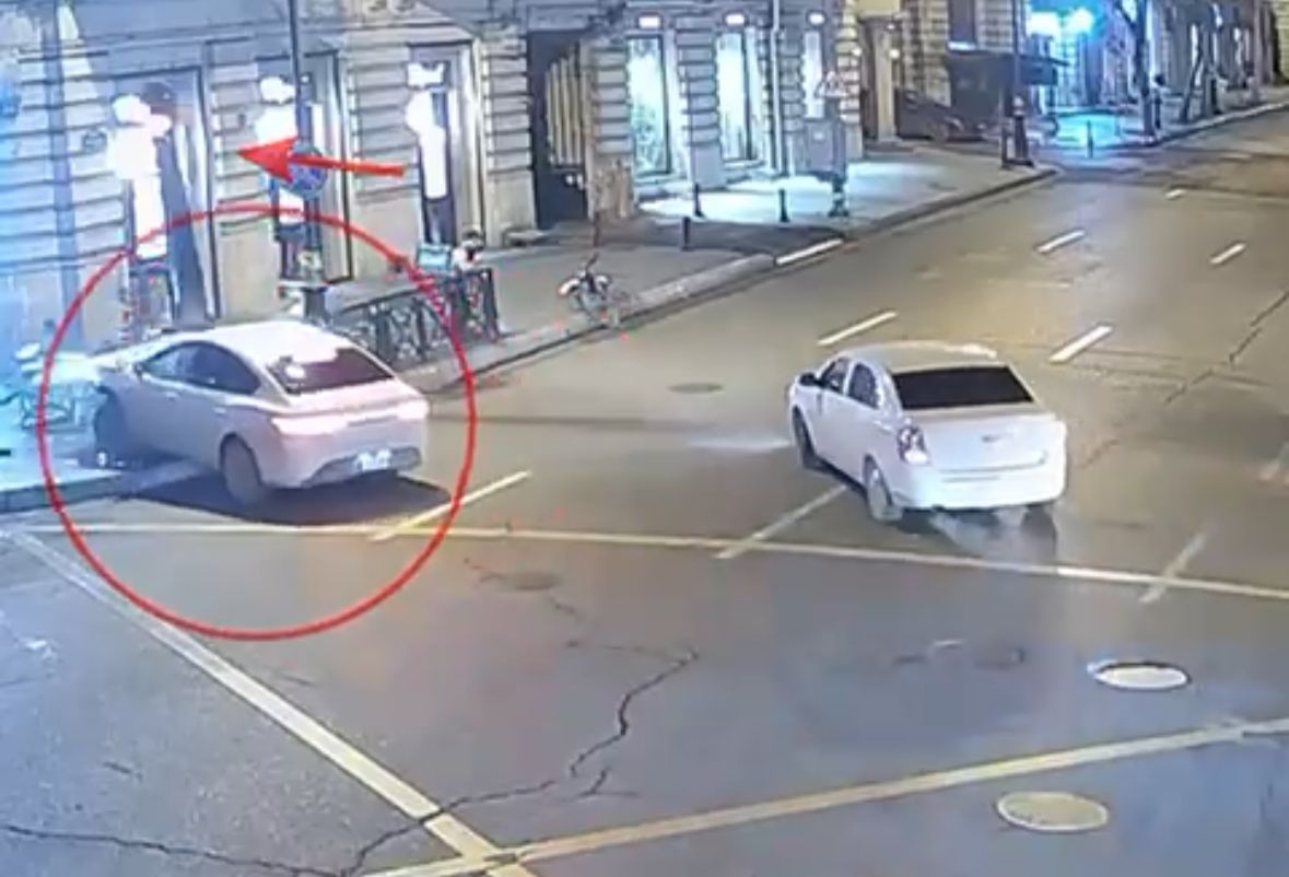 Qırmızı işıqda keçən sürücü işıqforu yararsız vəziyyətə saldı - VİDEO