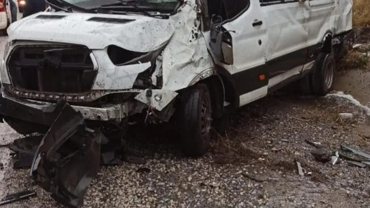 Mingəçevirdə yük maşını minik avtomobili ilə toqquşub, sürücü ölüb