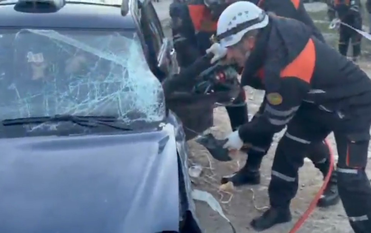 Sumqayıtda iki maşın toqquşdu - Sürücü belə xilas edildi - Video