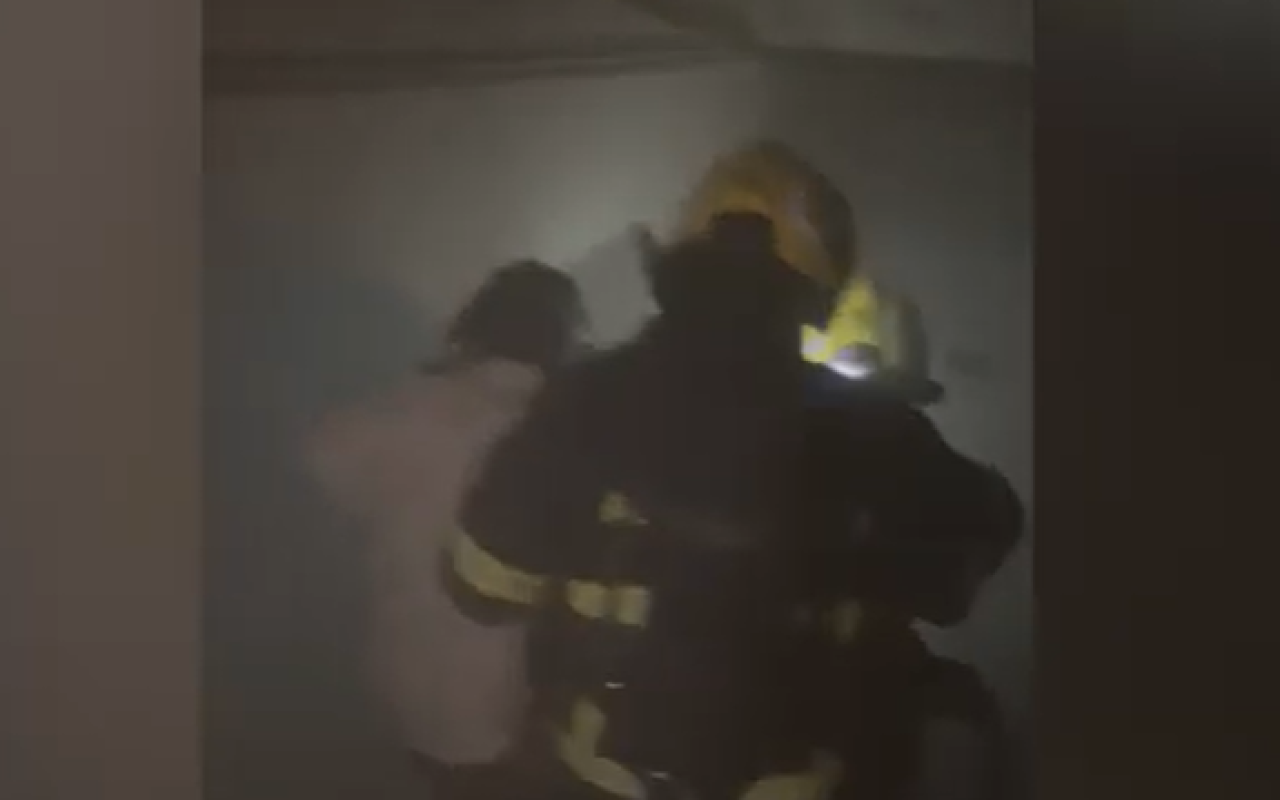 Bakıda binada yanğın: 7 nəfər təxliyə olundu - VİDEO