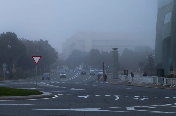 Duman səbəbindən bəzi yollarda görünüş məsafəsi məhdudlaşacaq