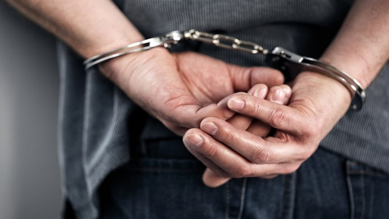 Vəzifəli şəxsə təpik atdı, həbs olundu