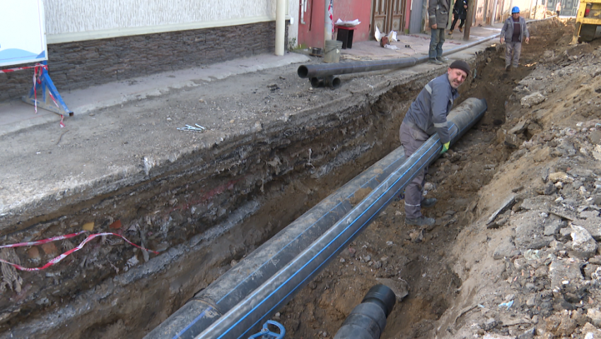 Xətai rayonunda su xəttində baş verən qəza nə vaxt aradan qaldırılacaq? - VİDEO