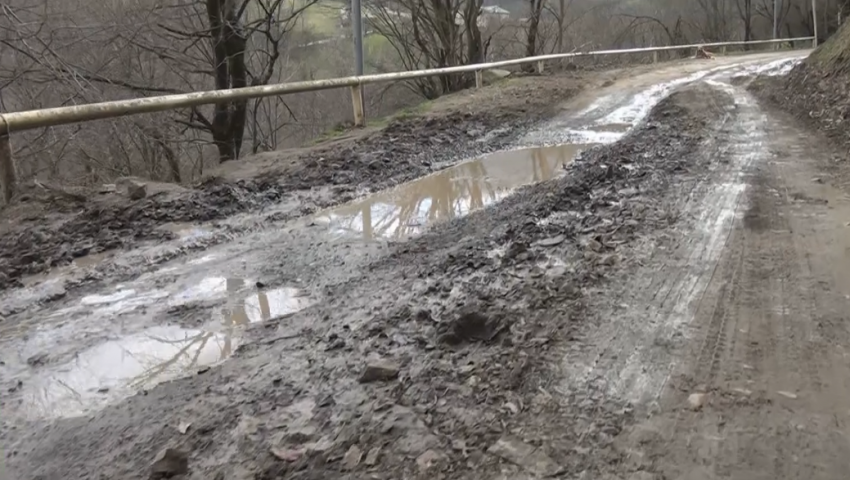 Altı kəndi birləşdirən yol bərbad vəziyyətdədir - VİDEO