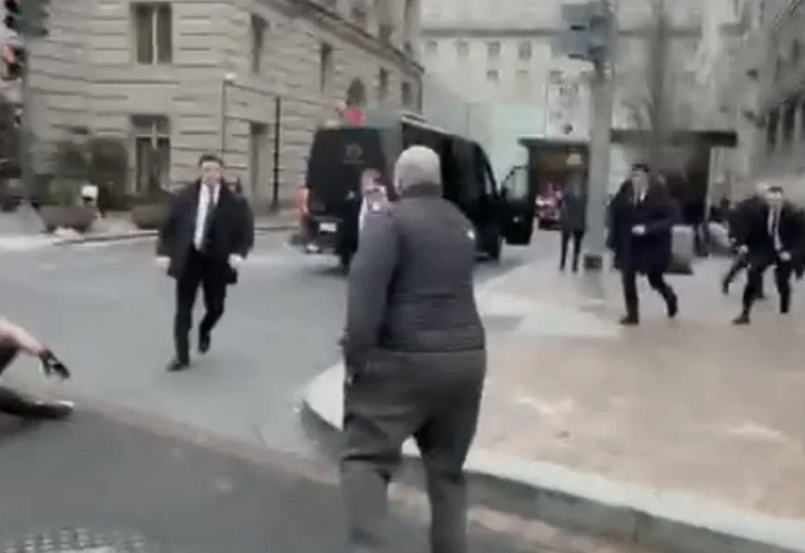 Prezidentin qaldığı hotelə hücum edənlər kimlərdir? - Qərb demokratiyasının əsl üzü - VİDEO