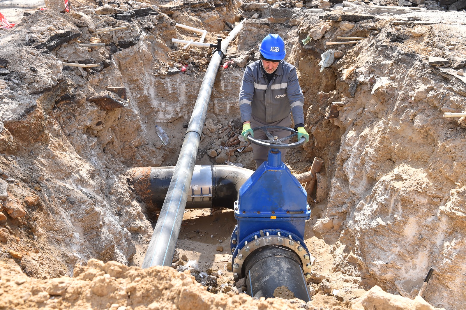 Xətai rayonunda evlərin altında qalan magistral su xətti əvəzlənərək yeri dəyişdirildi