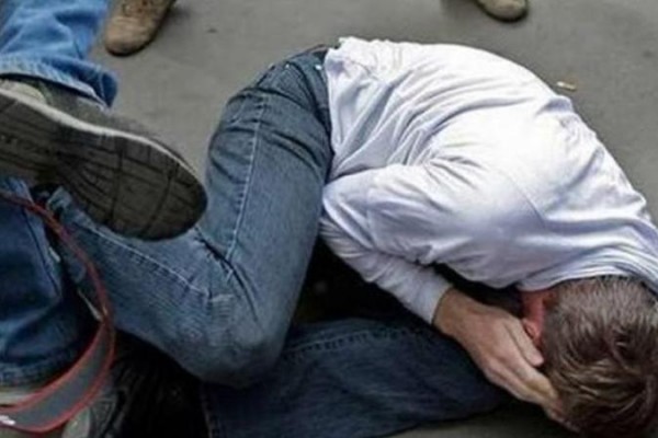 Qızlara söz atan məktəblini döydü, həbs olundu