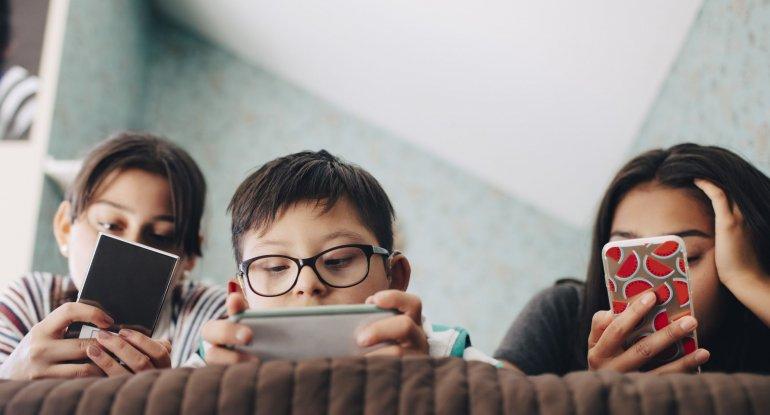 Telefon və planşet uşaqları necə dəyişir? - Valideynlərə XƏBƏRDARLIQ