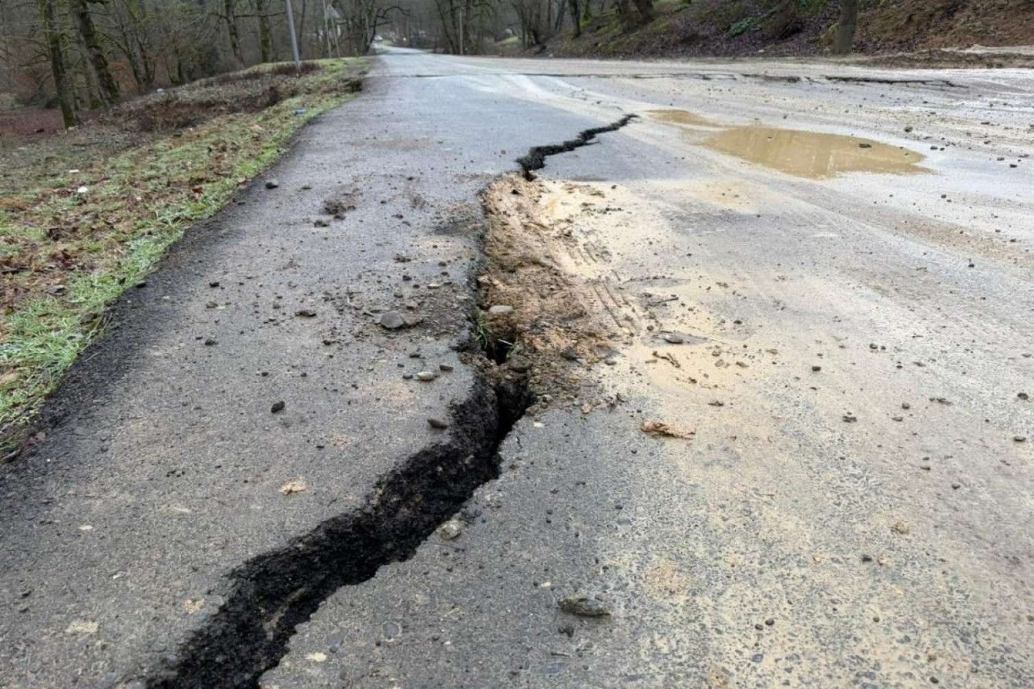 7 kəndi birləşdirən yolda sürüşmə