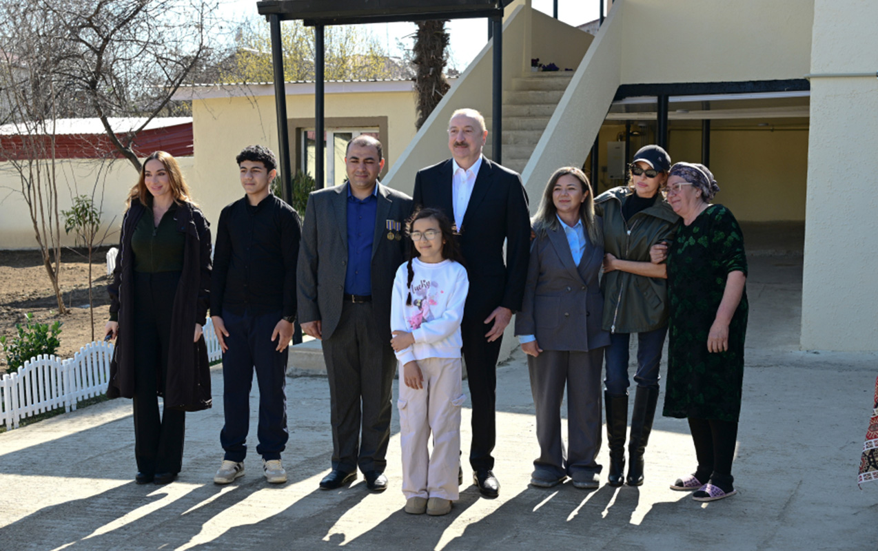 Prezident ailəsi ilə onlara qonaq getdi - Fotolar