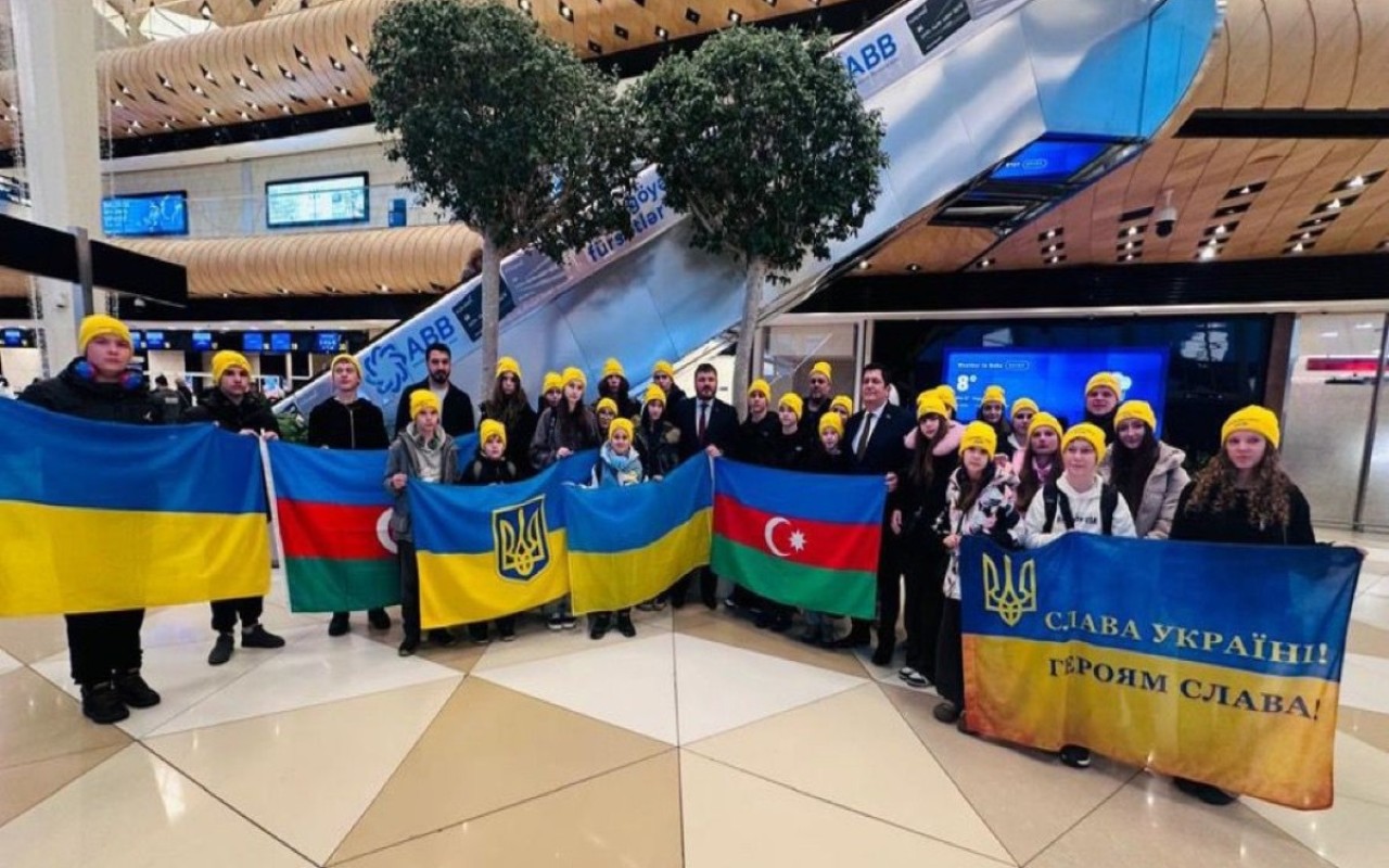 Daha 26 ukraynalı uşaq reabilitasiya üçün Bakıya gətirildi