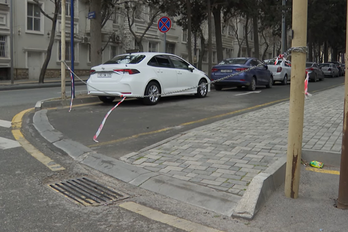 Bakıda avtomobil dayanacağı qanunsuz şəkildə BAĞLANIR - VİDEO