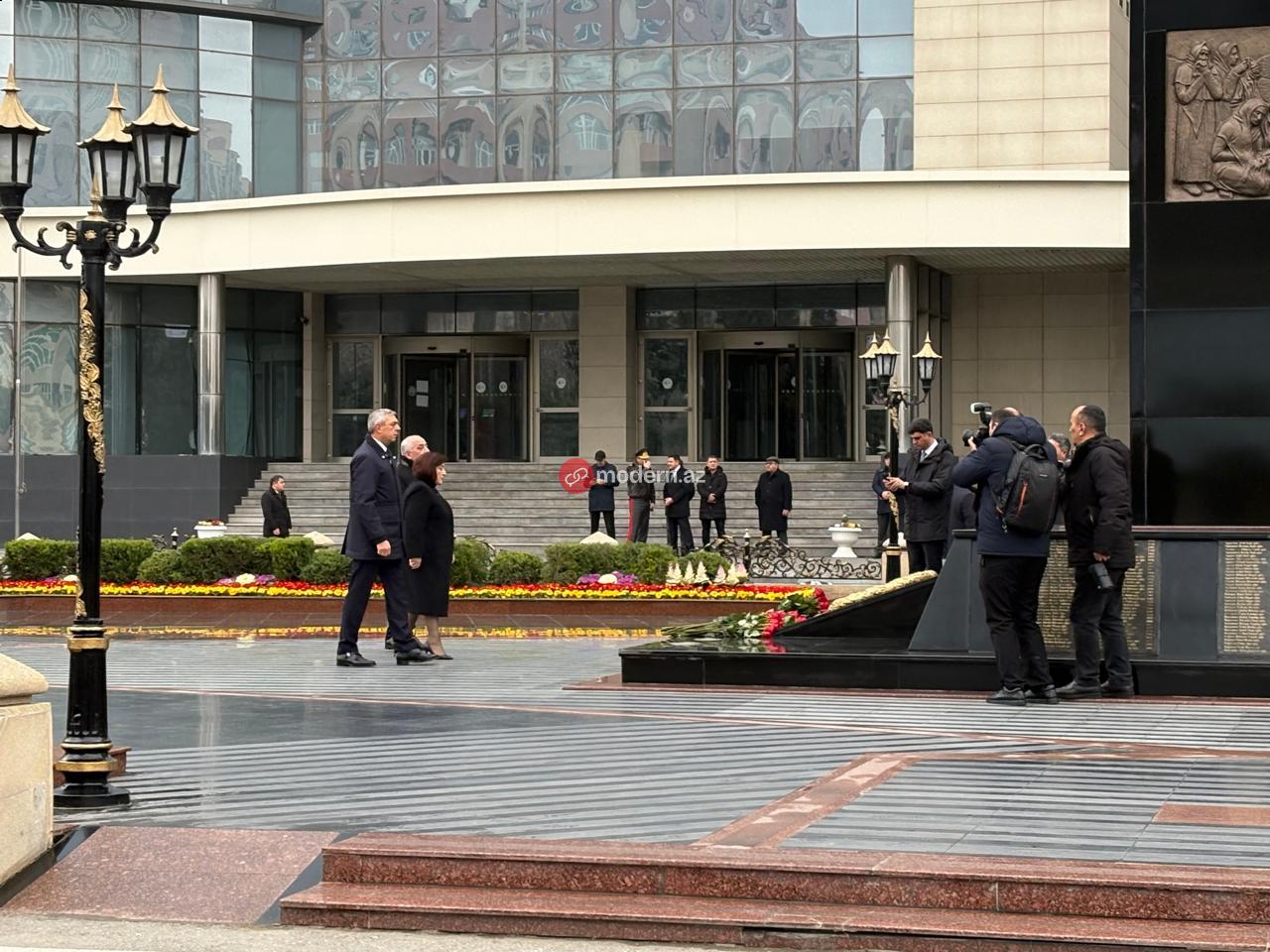 Rəsmilər "Ana harayı" abidəsini ziyarət etdilər - FOTOLAR