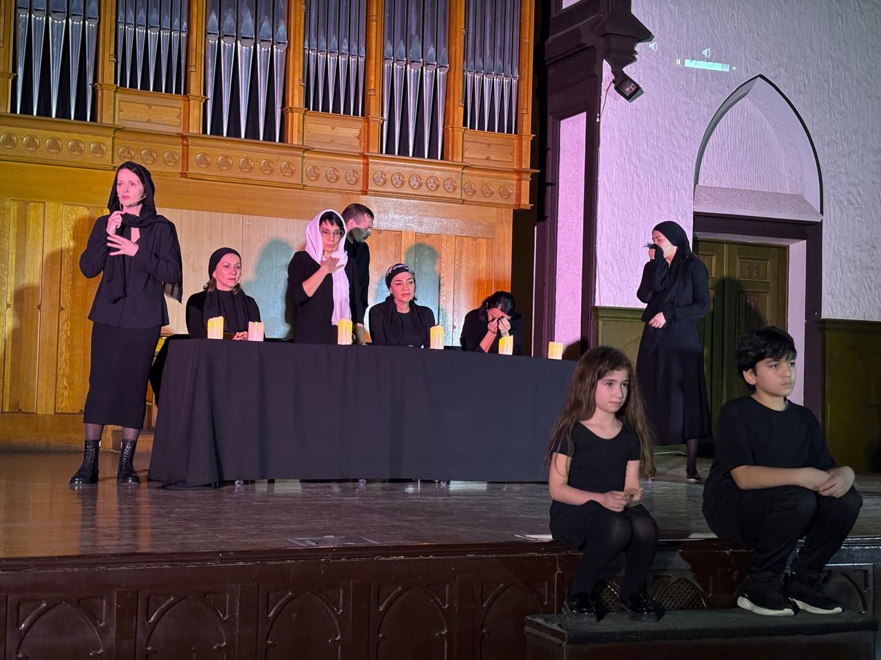 Səhnədə soyqırımı qurbanları anıldı