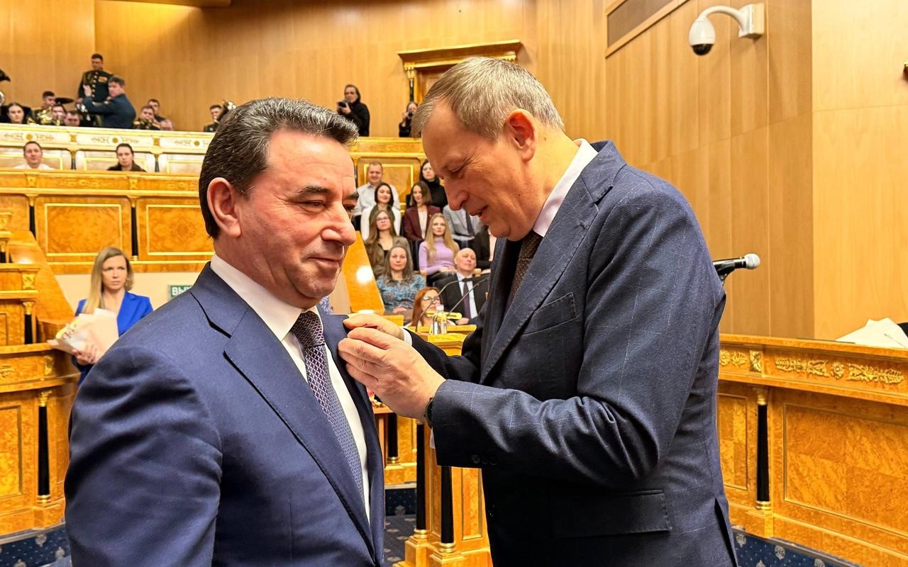 Putin azərbaycanlı deputatı təltif etdi - FOTO