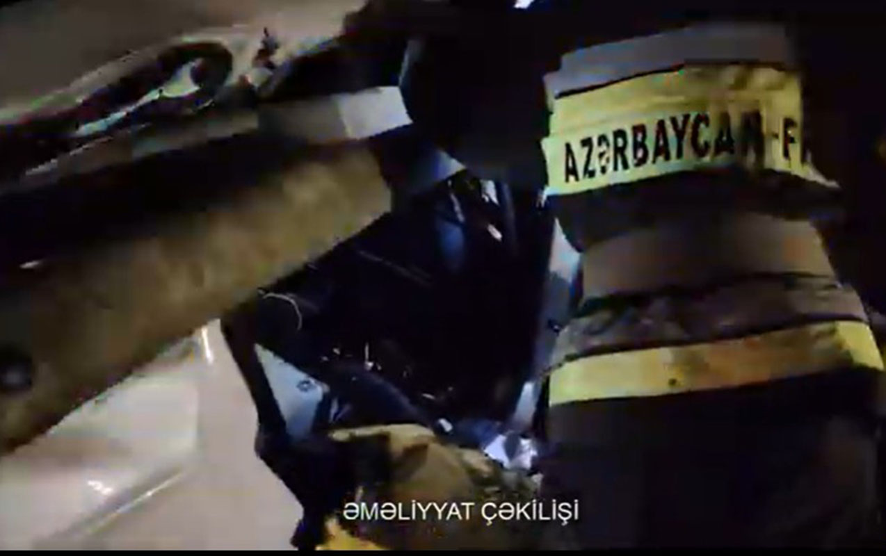 Maşın idarəetmədən çıxıb səddə çırpıldı - Xəsarət alan var - Video