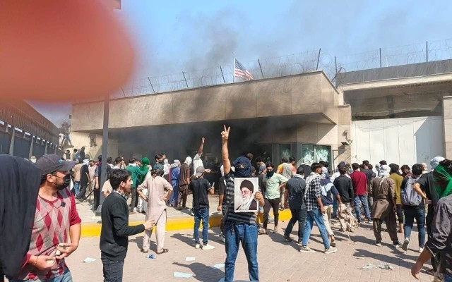 Pakistanlılar ABŞ konsulluğunu yandırdılar - VİDEO