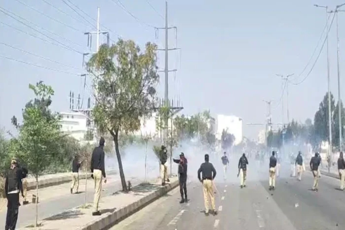 Pakistanda ABŞ konsulluğu qarşısında baş verən toqquşma 8 nəfər ölüb