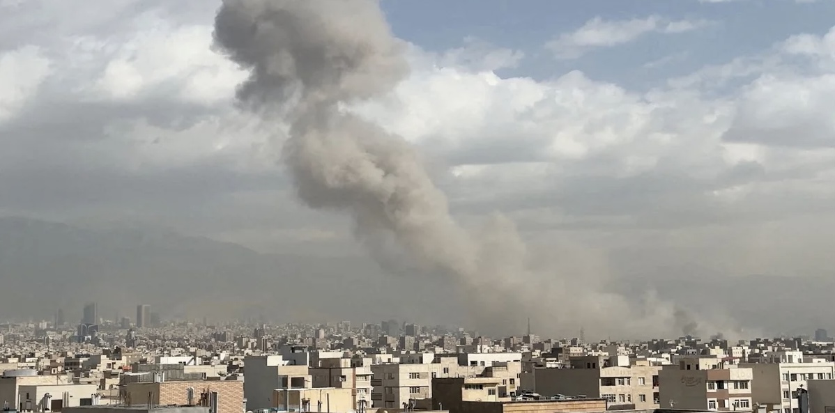 İranın İsrailə raket hücumu nəticəsində beş nəfər ölüb, onlarla insan yaralanıb