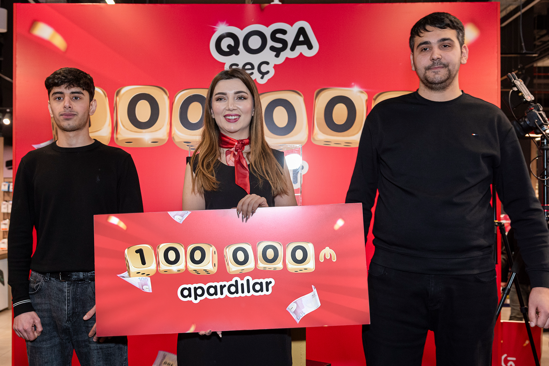 “Kontakt”dan telefon alıb 100 000 manat qazandılar