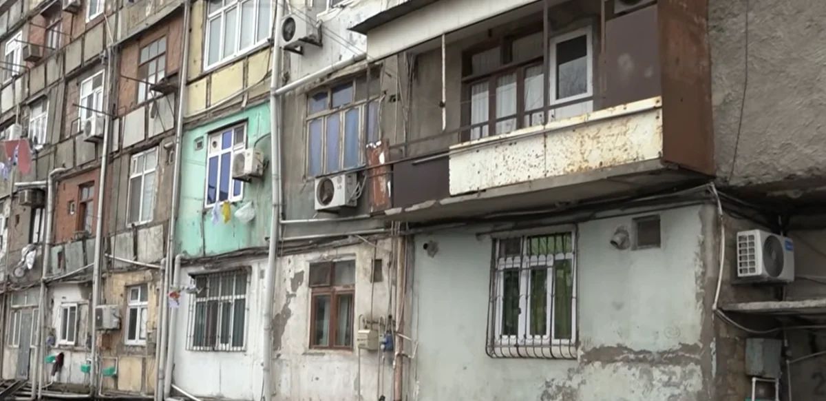 Sumqayıtda "ölüm növbəsi" gözləyən bina: "Dedilər ki, mümkün deyil, dağılacaq" - VİDEO