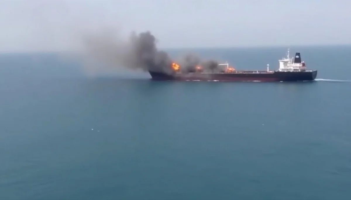 Hörmüz boğazında tanker yanır