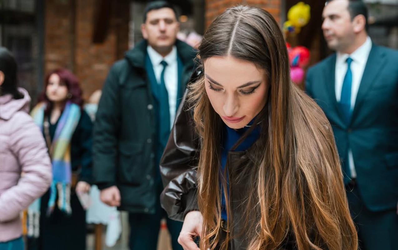 “Anama hədiyyə verəcəyəm” - Alena Əliyeva - Video