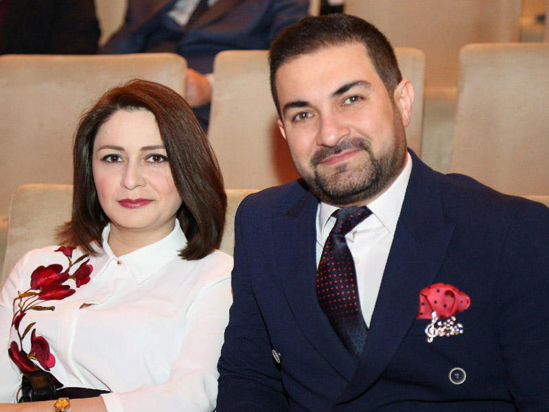 "Qadınım, yazda gün işığım" - Xanımı üçün oxudu