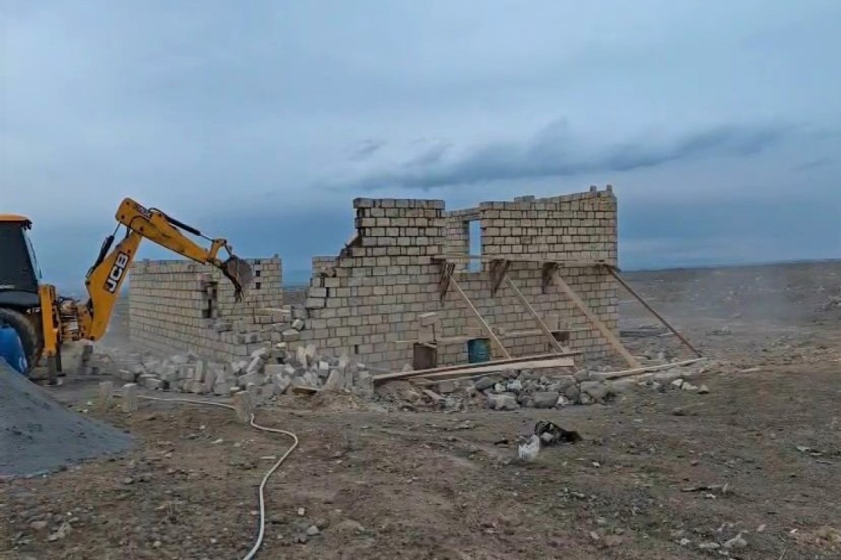 Gəncədə qanunsuz tikililər sökülüb - VİDEO