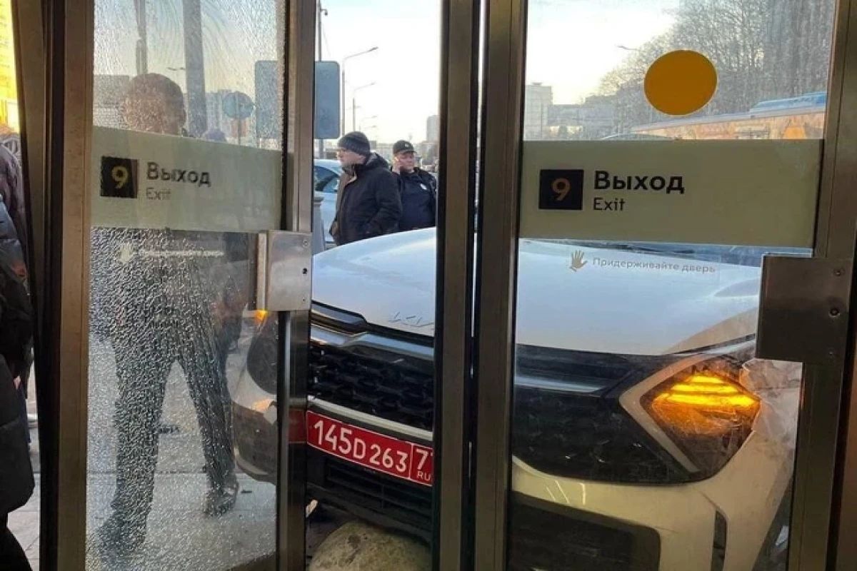 Azərbaycan səfirliyinin avtomobili Moskvada metronun girişinə çırpılıb - FOTO