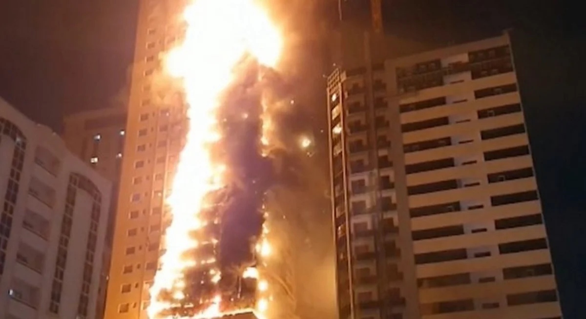 Küveytdəki Sosial Təminat Qülləsi zərbədən sonra alovlanıb Digər ölkələr