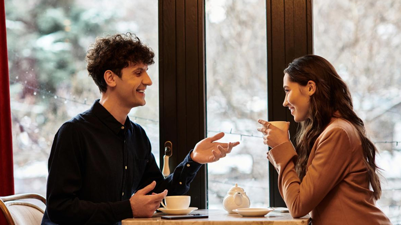 Özünə güvənən qadınlar kişilərlə söhbətdə bu 11 ifadədən istifadə edir