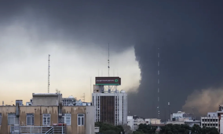 İranda neft anbarına zərbə endirilib, ölən və yaralananlar var