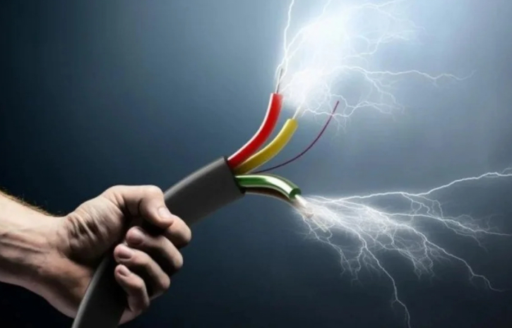 Masazırda qadını elektrik cərəyanı vuraraq öldürüb