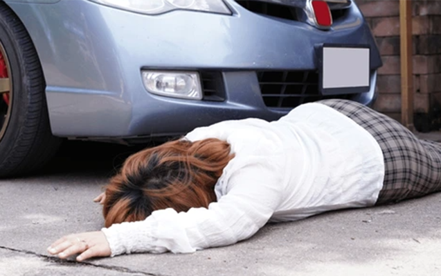 Gəncədə orta yaşlı qadını və yeniyetməni maşın vurdu