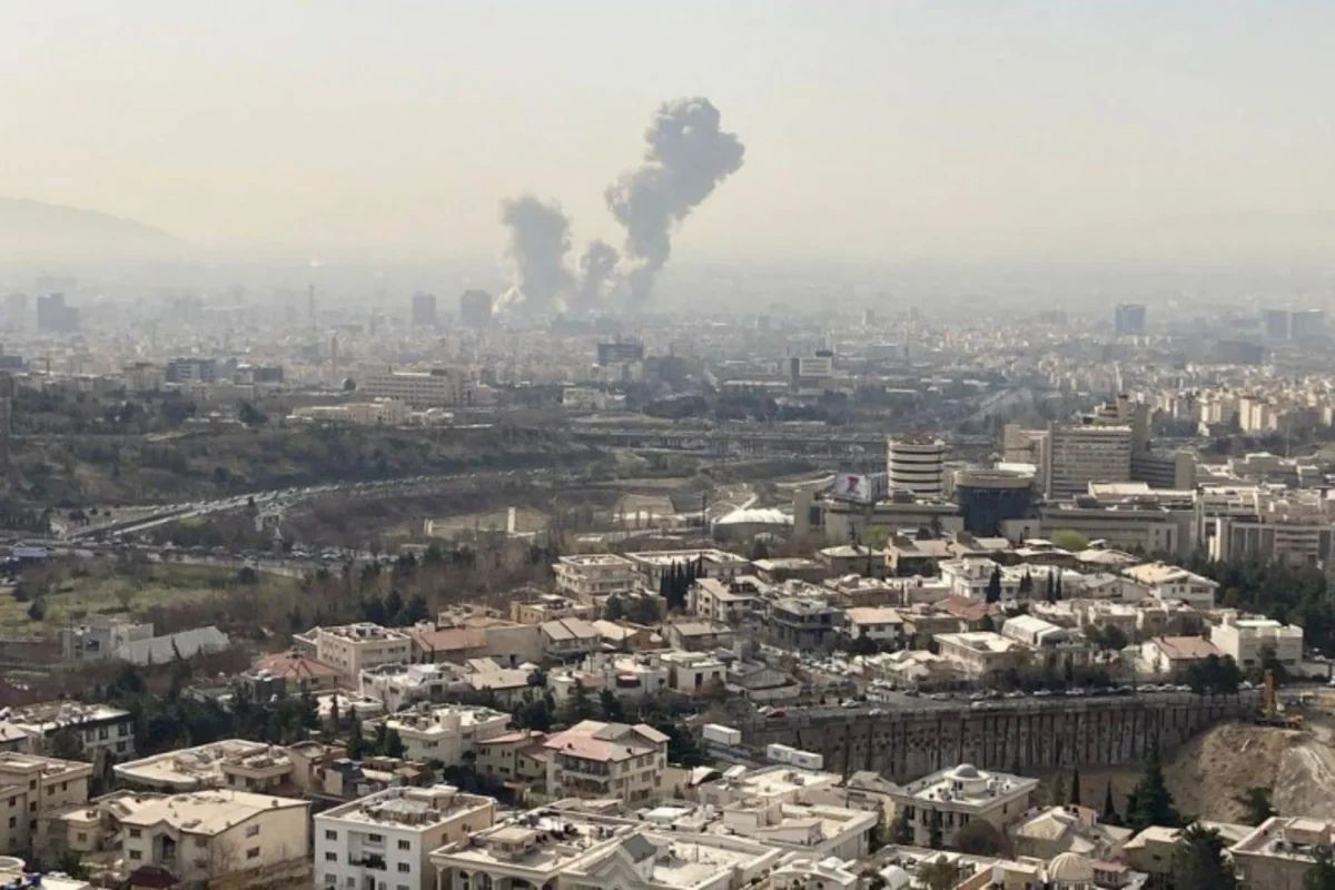 Səudiyyə Ərəbistanında yaşayış binasına mərmi düşdü, ölən və yaralananlar var