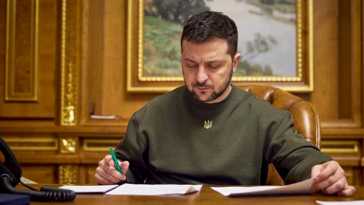 Ukrayna Prezidenti Volodimir Zelenski hərbi xidmətlə bağlı yeni qanun imzalayıb