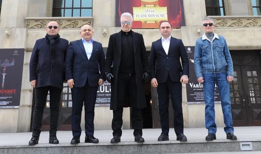 Məşhur aktyor 10 mart -Milli Teatr Günü münasibətilə Bakıya gəlib - FOTOLAR