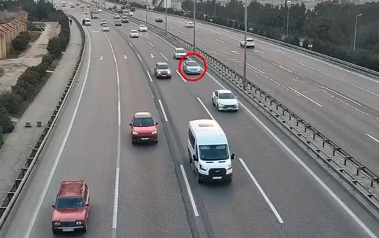 Sağ zolaq boş olduğu halda sol ilə hərəkət edən sürücülərə XƏBƏRDARLIQ - VİDEO